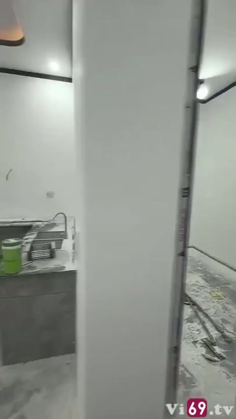 Tranh thủ khai trương nhà mới trong phòng tắm